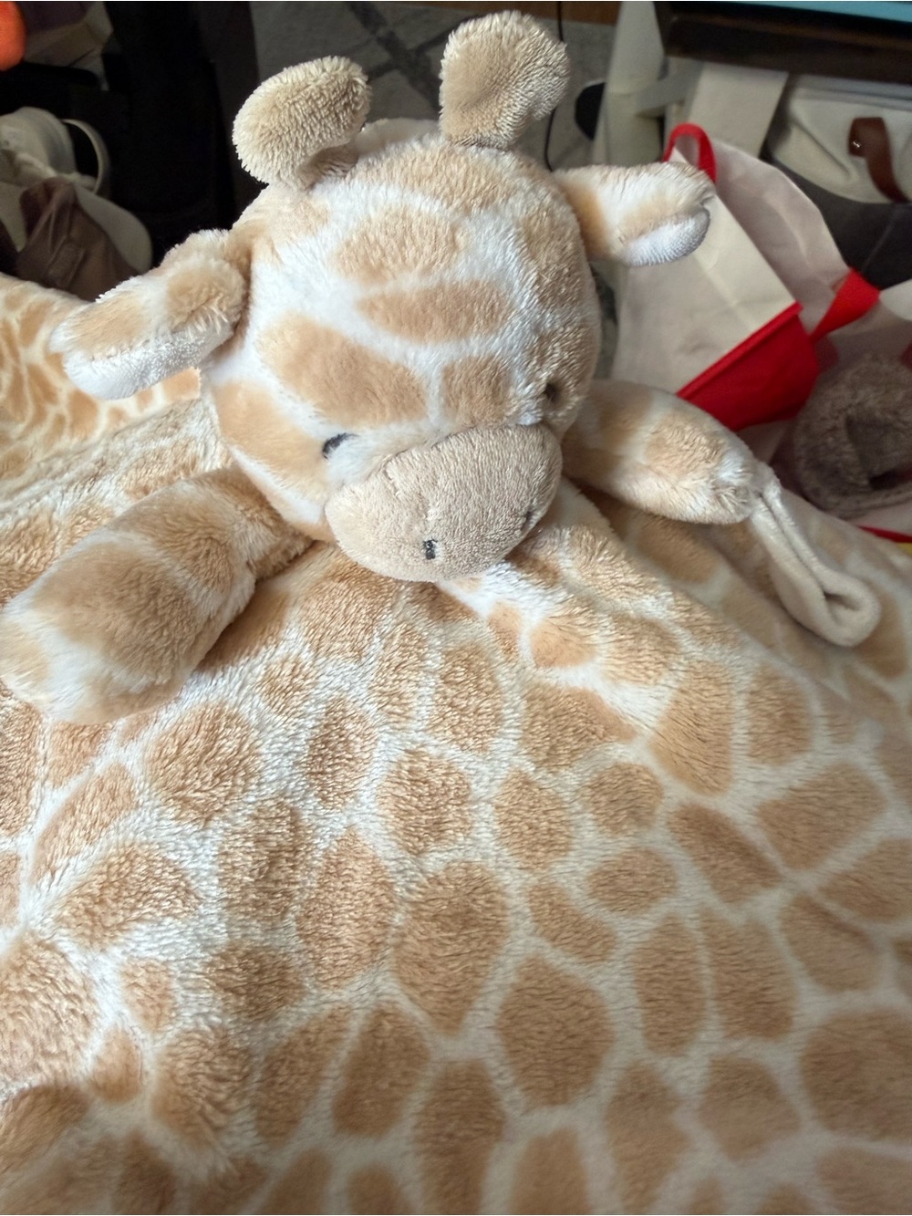 Plush Giraffe Blanket with clasp for soother
